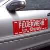 Magnetschild "Feuerwehr im Einsatz" Design 2012 rot retroreflektierend, 610 x 180 mm