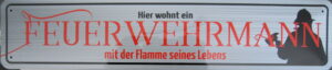 Retro Blechschild " Hier wohnt ein FEUERWEHRMANN mit der Flamme seines Lebens