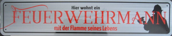 Retro Blechschild " Hier wohnt ein FEUERWEHRMANN mit der Flamme seines Lebens