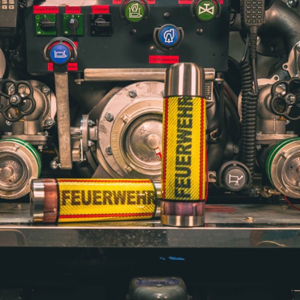 Isolierflasche im Feuerwehrschlauchdesign